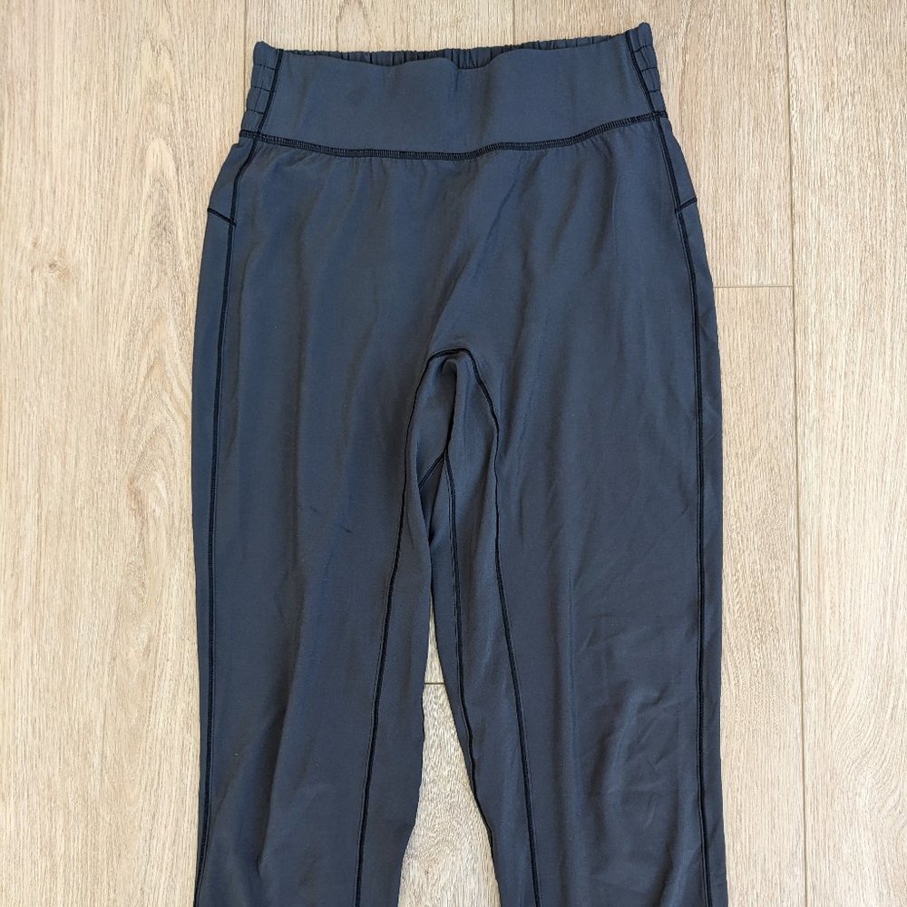 Lululemon Athletic Cropped Legging Size 6
